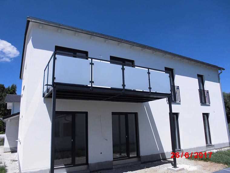 Verzinkte und pulverbeschichtete Balkonanlage