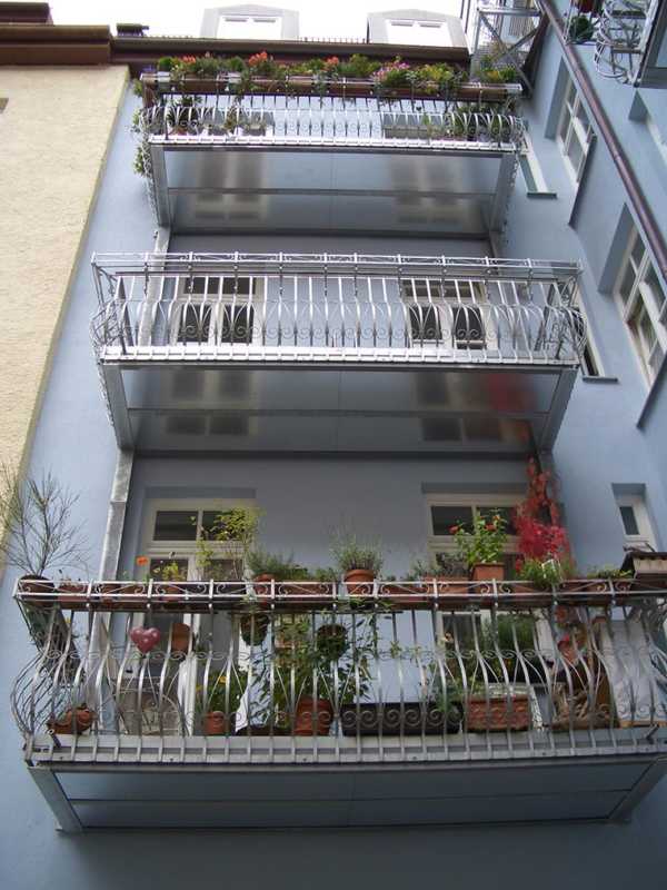 Verzinkte und geschwungene Balkonanlagen