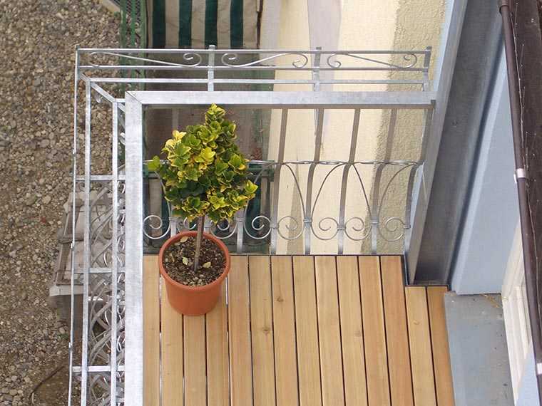 Verzinkte und geschwungene Balkonanlage