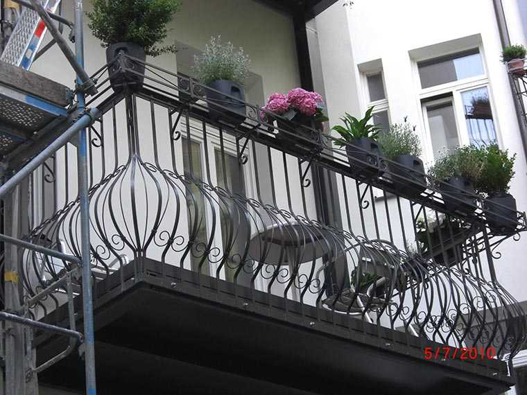 Verzinkte und geschwungene Balkonanlage