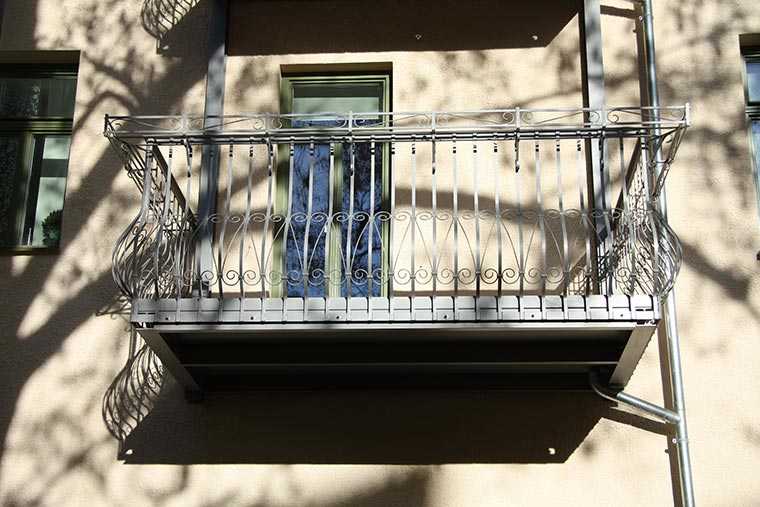 Verzinkte und pulverbeschichtete Balkonanlage