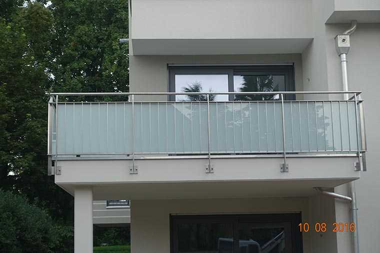 Balkongeländer aus Edelstahl und Glas