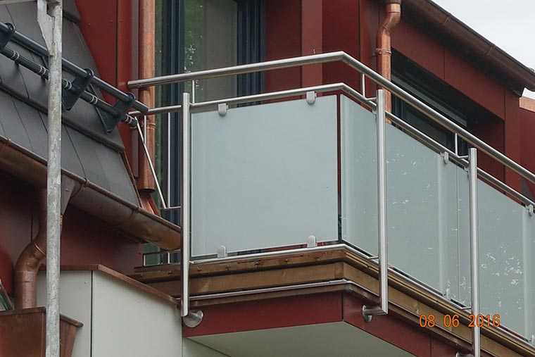 Balkongeländer aus Edelstahl und Glas