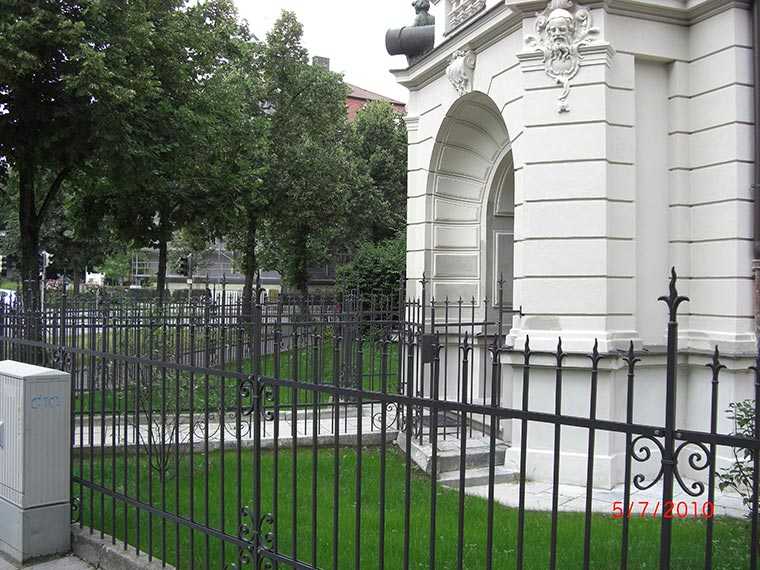 Zaun an denkmalgeschütztem Haus