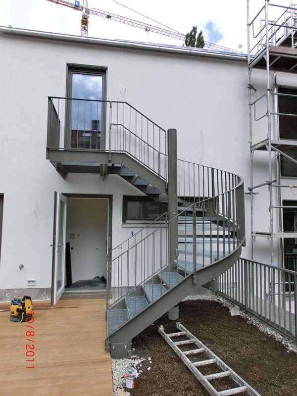 Verzinkte und pulverbeschichtete Treppenanlage