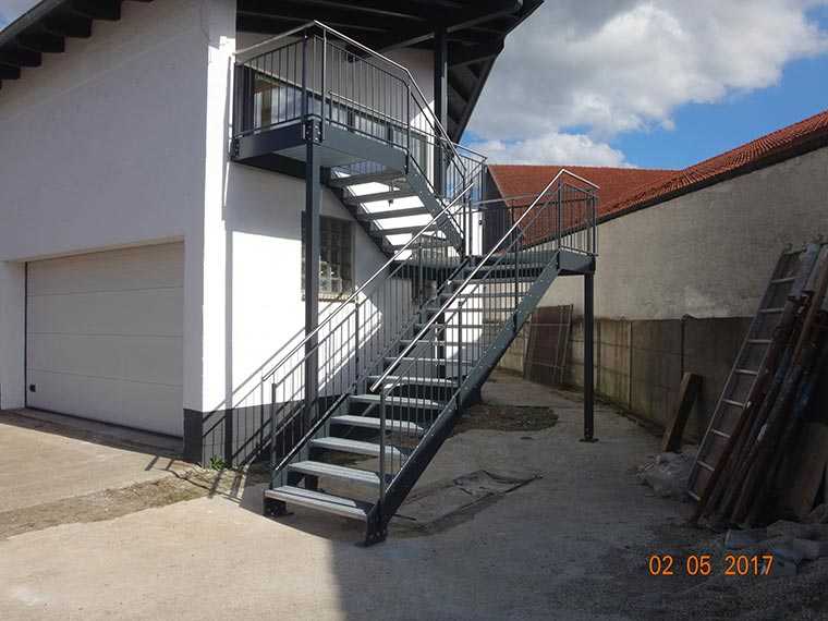 Verzinkte und pulverbeschichtete Treppenanlage