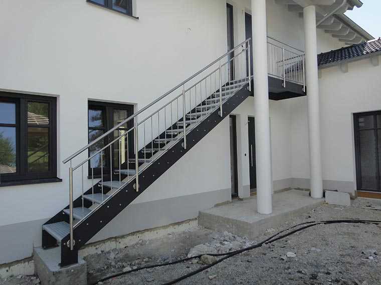 Verzinkte und pulverbeschichtete Treppenanlage