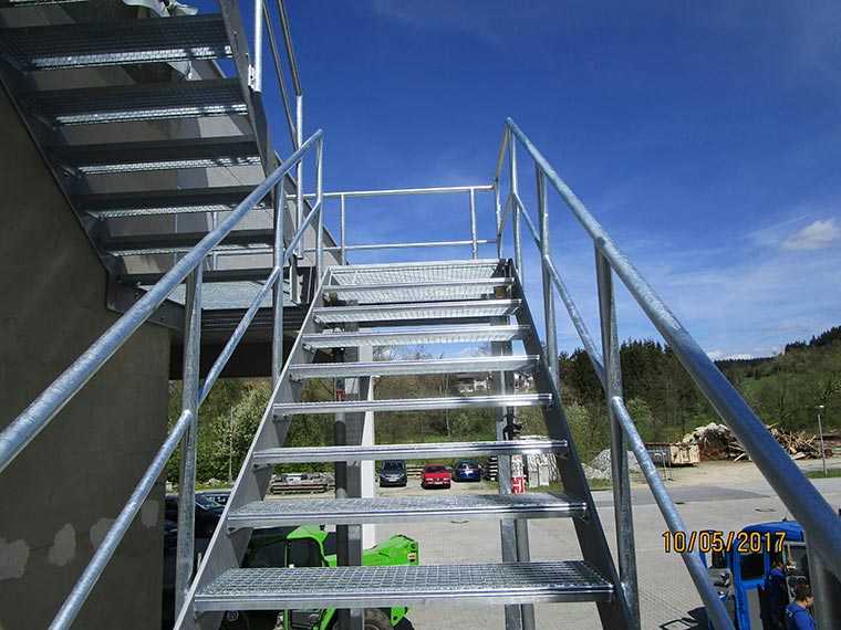 Verzinkte Treppenanlage