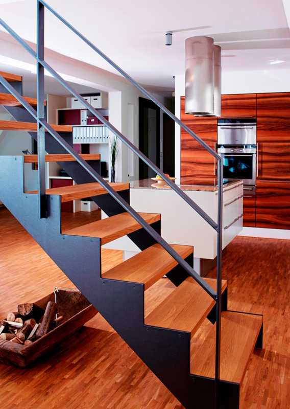Treppenanlage aus Stahl und Holz