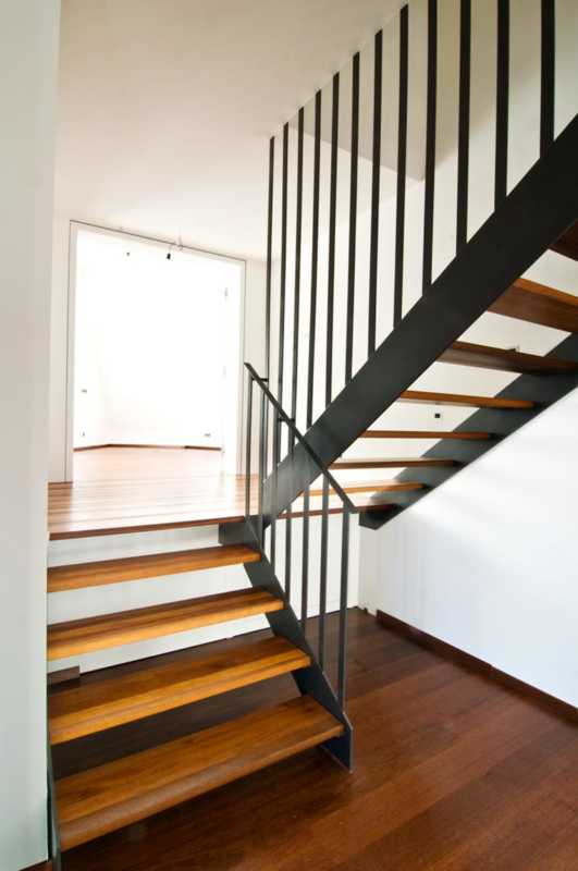 Treppenanlage aus Stahl und Holz