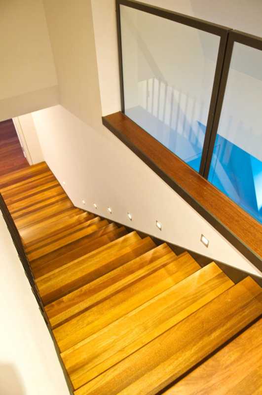 Treppenanlage aus Stahl und Holz