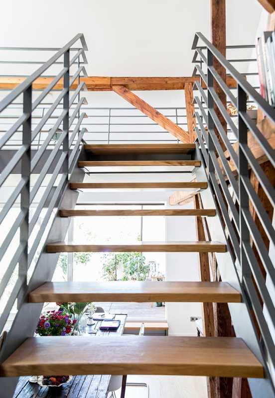 Treppenanlage aus Stahl und Holz