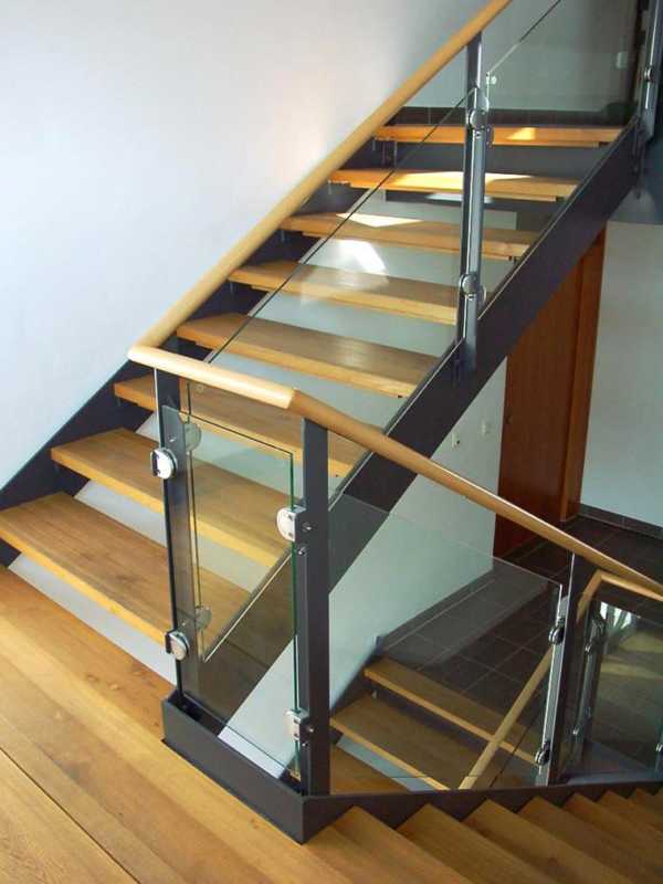 Treppengeländer aus Stahl, Glas und Holz