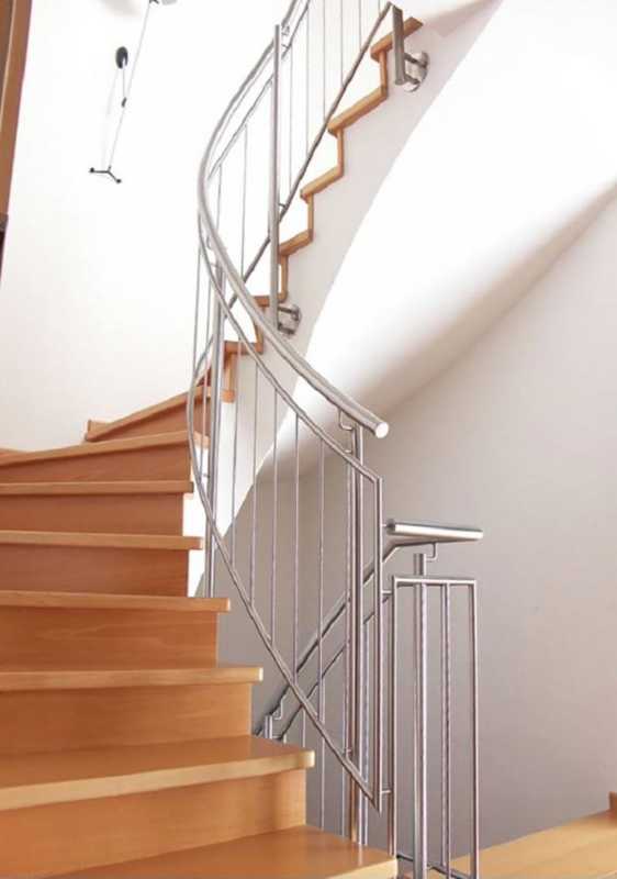 Klassisches Treppengeländer aus Edelstahl