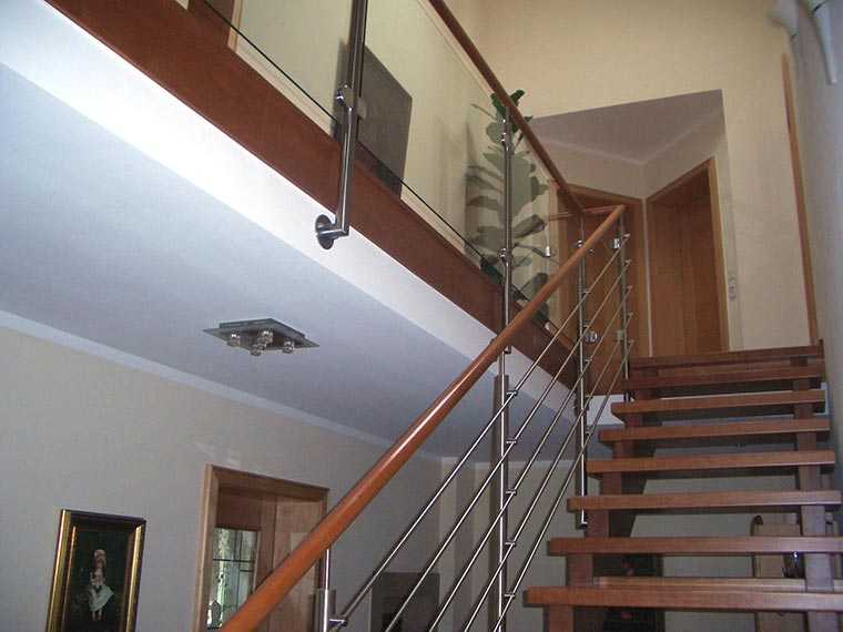 Treppengeländer aus Edelstahl, Glas und Holz
