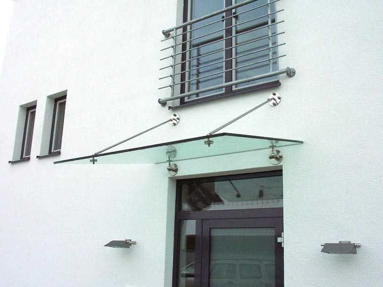 Abgehängtes Vordach aus Edelstahl und Ganzglas