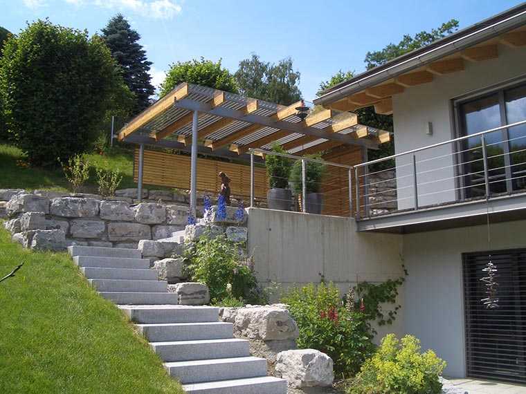 Terrassenüberdachung aus Stahl, Holz und Glas