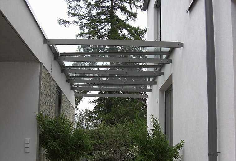 Überdachung eines Durchgangs