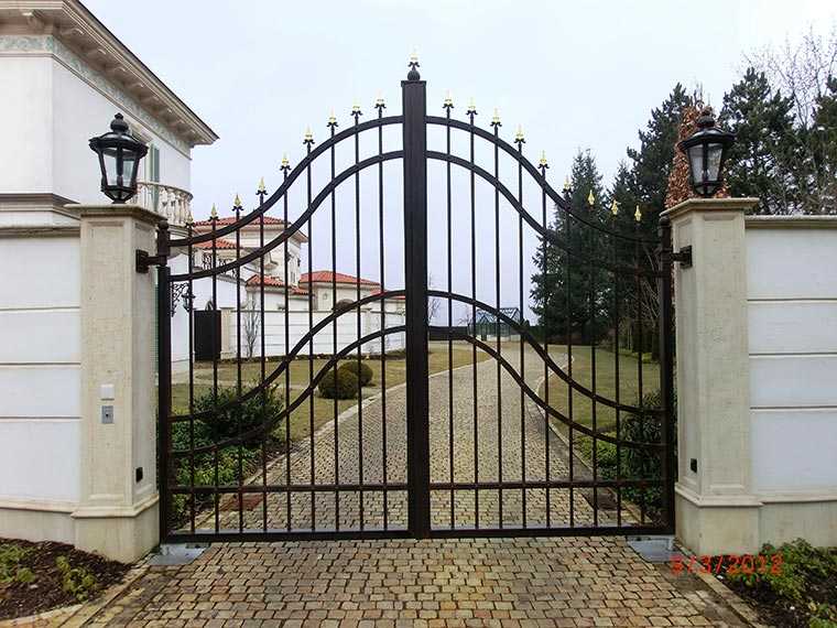 Toranlage aus Schmiedeeisen