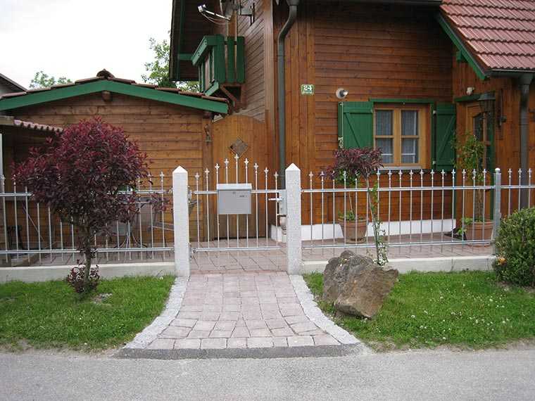 Verzinkter Gartenzaun mit Spitzen