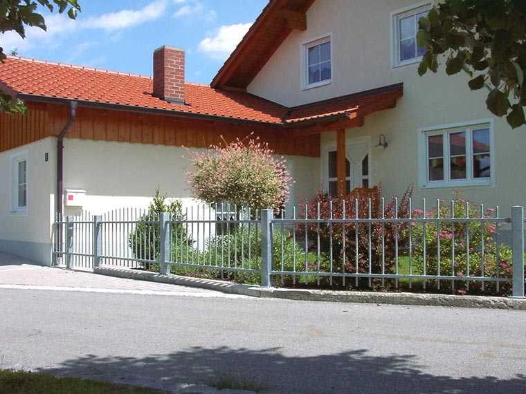 Verzinkter und geschwungener Gartenzaun