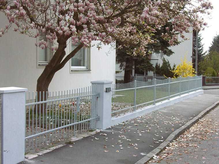 Verzinkter und geschwungener Gartenzaun
